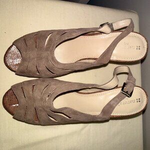 Naturalizer Tan Suede Heels